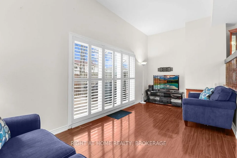 400 Bloor Street 100, Mississauga, On L5a 3m8