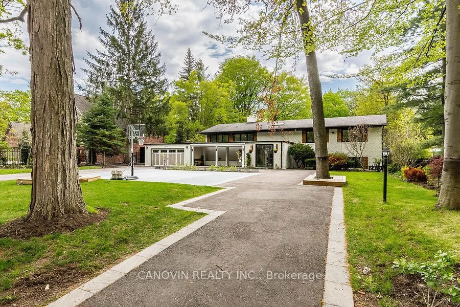 2410 Lionheart Crescent, Mississauga, ON L5K 1S3