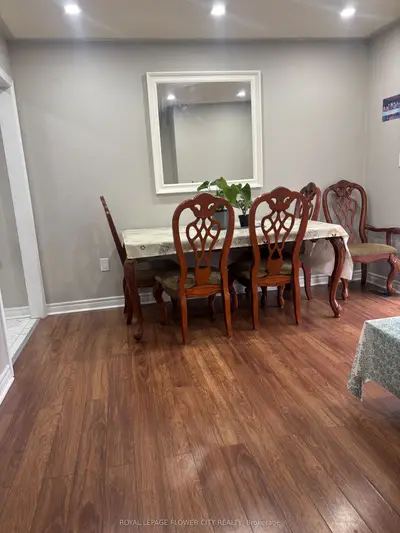 Att/Row/Townhouse in Brampton