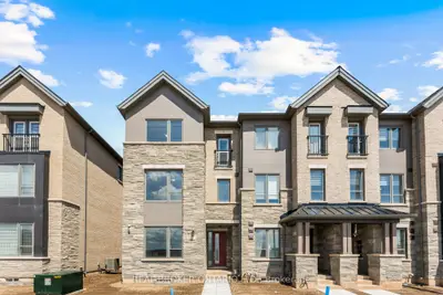 Att/Row/Townhouse in Oakville
