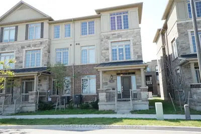 Att/Row/Townhouse in Oakville