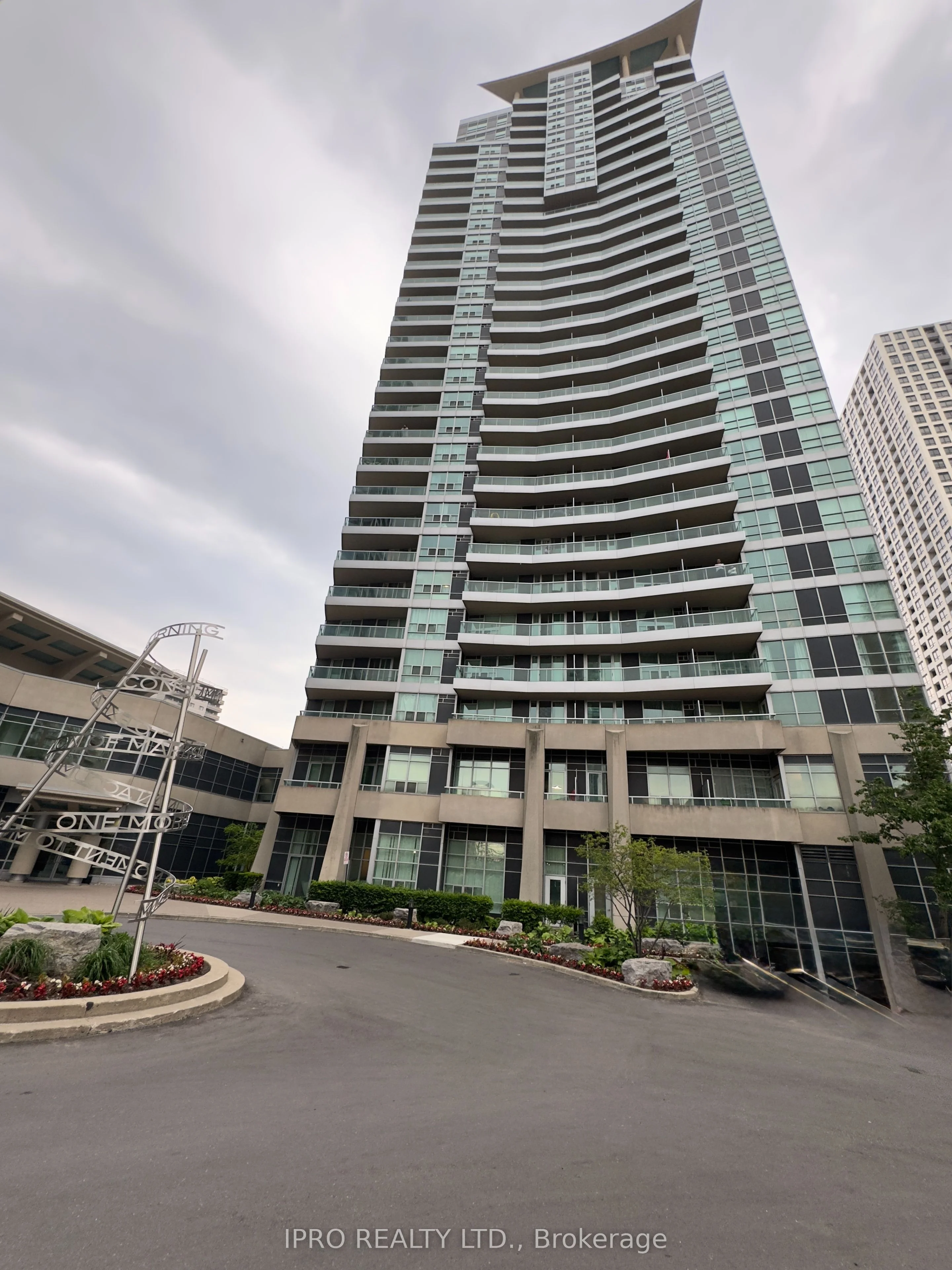 33 Elm Drive 1502, Mississauga, ON L5B 4L2
