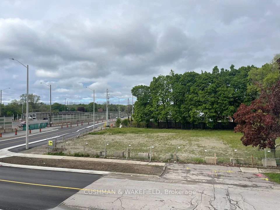 999 North Service Road, Mississauga, ON L4Y 1A4