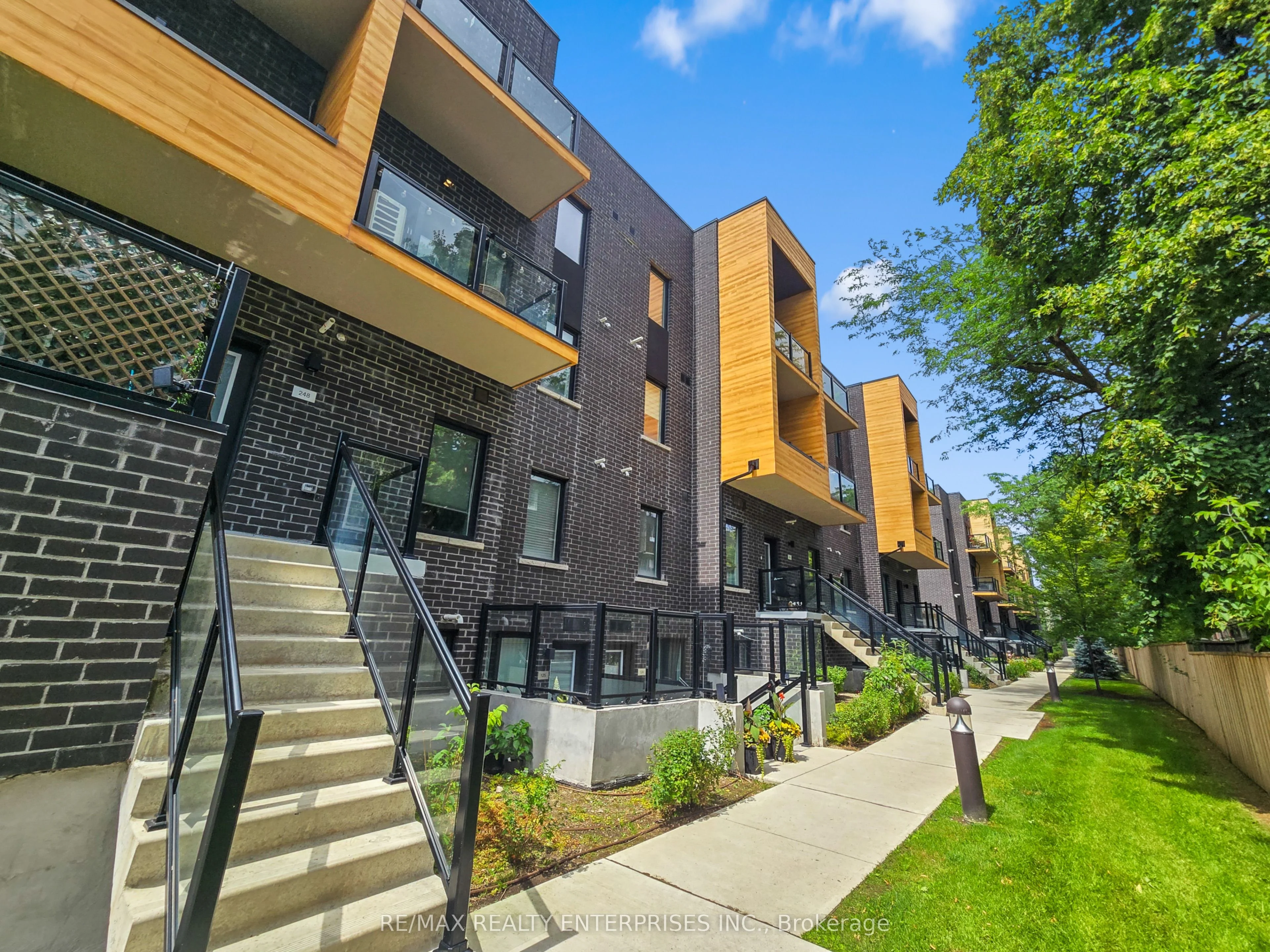 1145 JOURNEYMAN Lane 124, Mississauga, ON L5J 0B5