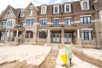 Att/Row/Townhouse in Brampton