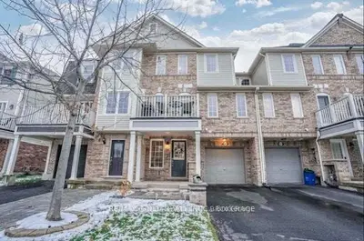 Att/Row/Townhouse in Milton
