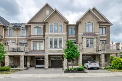 Att/Row/Townhouse in Oakville