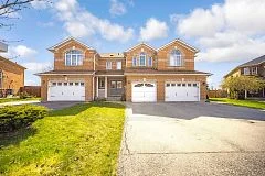 Att/Row/Townhouse in Brampton