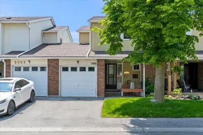 Condo Townhouse in Burlington