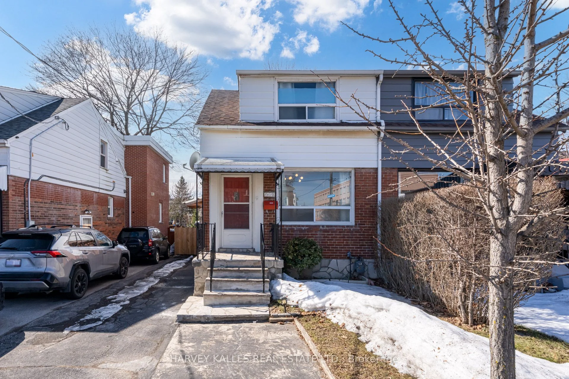 562 Royal York Road, Toronto W07, On M8y 2s6