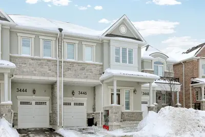Att/Row/Townhouse in Oakville