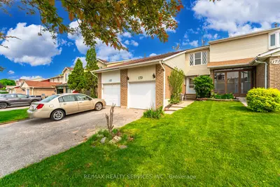 Att/Row/Townhouse in Brampton