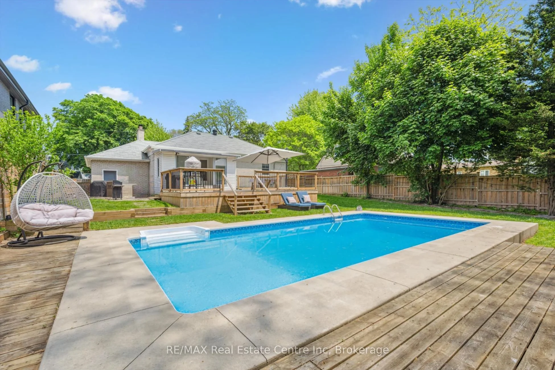 2090 Courtland Crescent, Mississauga, ON L4Y 1VZ