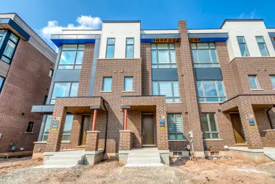 Att/Row/Townhouse in Oakville