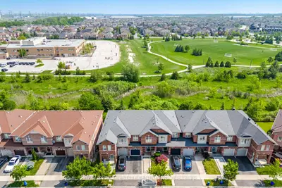 Att/Row/Townhouse in Milton