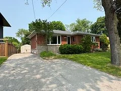 579 Lees Lane Main, Oakville, ON L6L 4T6