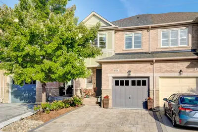 Att/Row/Townhouse in Burlington