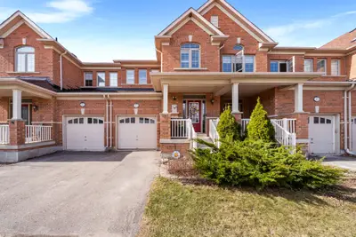 Att/Row/Townhouse in Milton