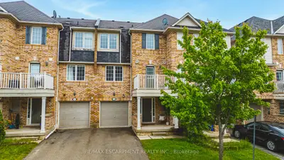Att/Row/Townhouse in Milton