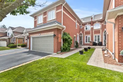 Condo Townhouse in Burlington