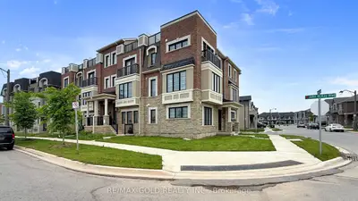 Att/Row/Townhouse in Oakville