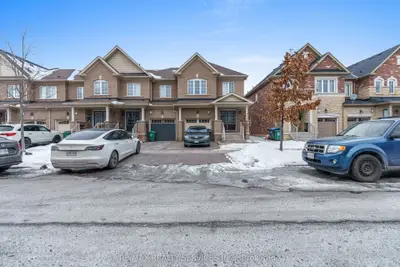 Att/Row/Townhouse in Brampton