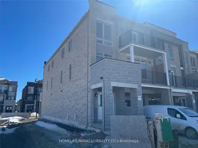 Att/Row/Townhouse in Brampton