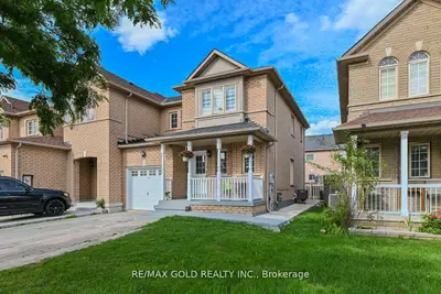 Att/Row/Townhouse in Brampton