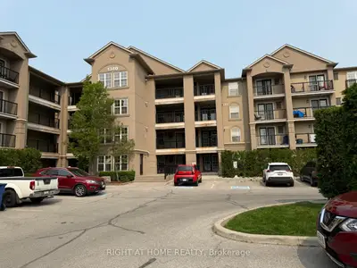 Condo Apartment in Milton