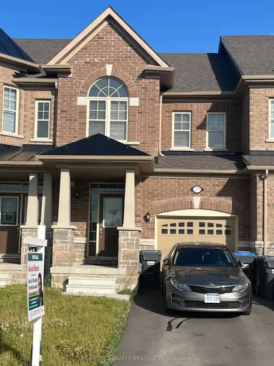 Att/Row/Townhouse in Brampton