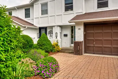 Att/Row/Townhouse in Oakville