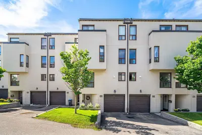 Condo Townhouse in Mississauga