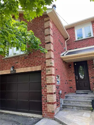 Att/Row/Townhouse in Oakville