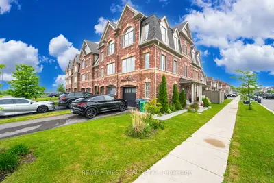 Att/Row/Townhouse in Brampton