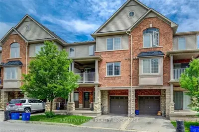 Att/Row/Townhouse in Burlington