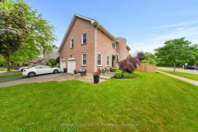 Att/Row/Townhouse in Oakville