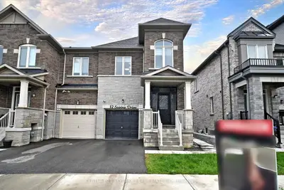 Att/Row/Townhouse in Brampton