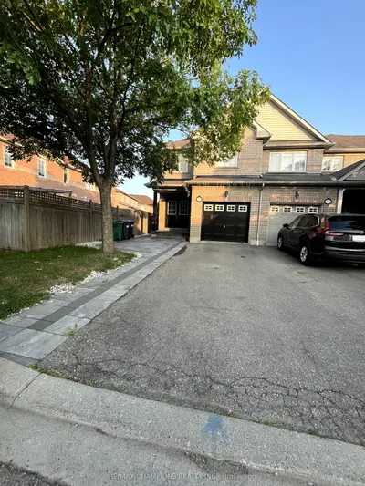 Att/Row/Townhouse in Mississauga