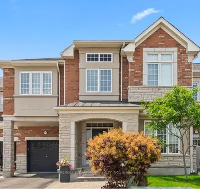 Att/Row/Townhouse in Oakville