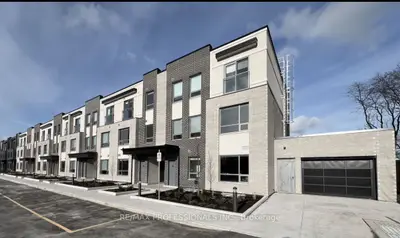 Att/Row/Townhouse in Toronto