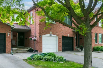 Att/Row/Townhouse in Toronto