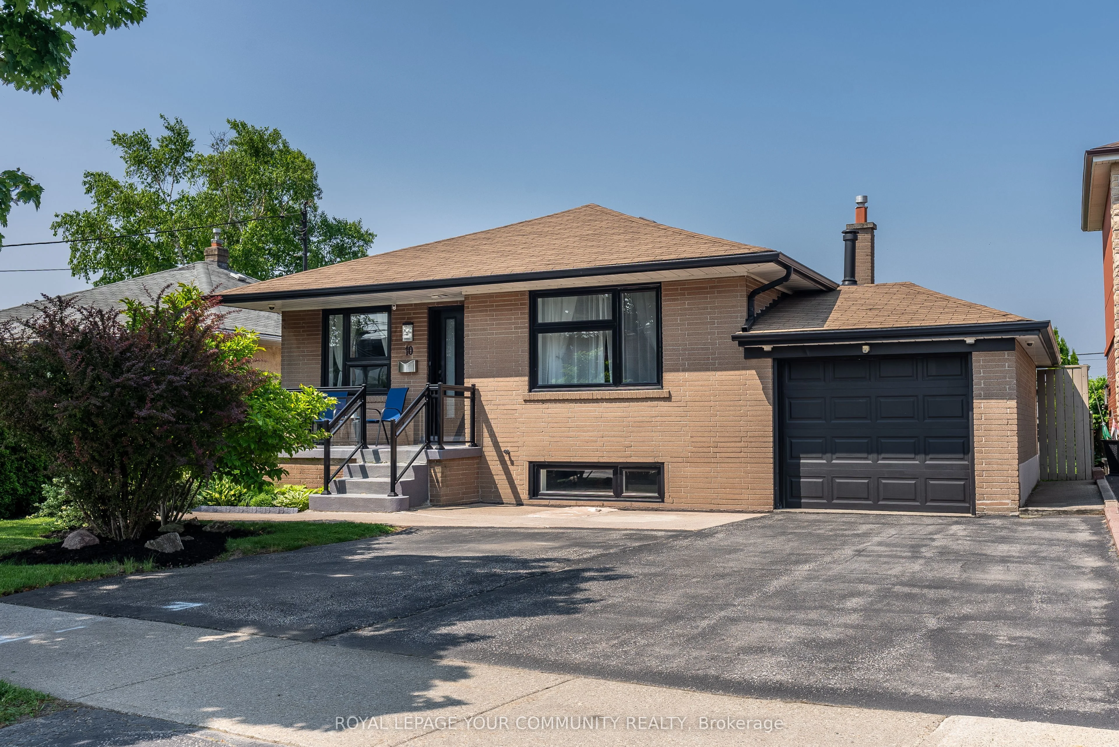 10 Connie Street, Toronto W04, ON M6L 2J1