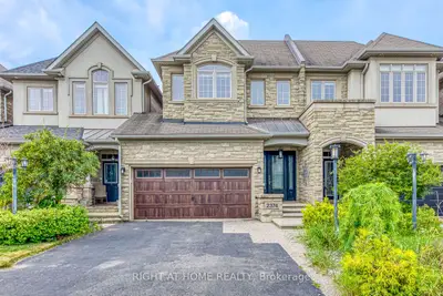 Att/Row/Townhouse in Oakville