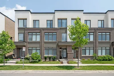 Att/Row/Townhouse in Oakville