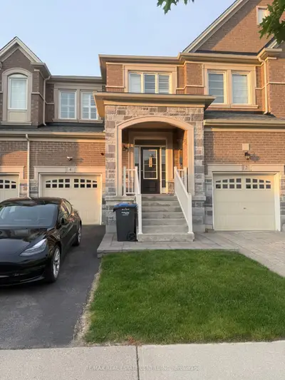 Att/Row/Townhouse in Brampton