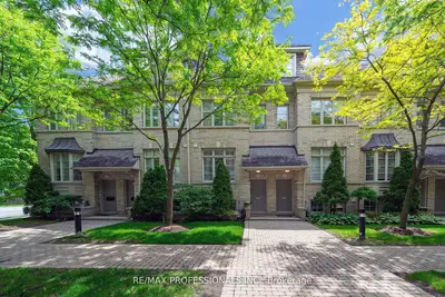 Att/Row/Townhouse in Toronto