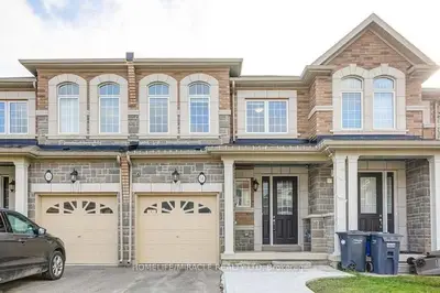 Att/Row/Townhouse in Brampton