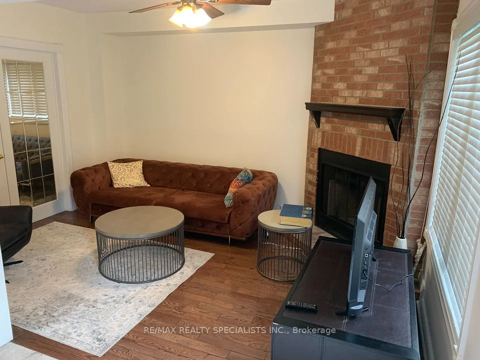 1015 Fernandez Drive, Mississauga, ON L5V 1W9