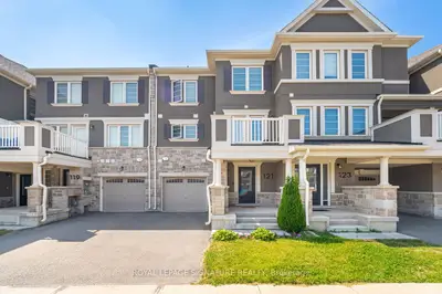 Att/Row/Townhouse in Oakville