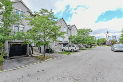 Att/Row/Townhouse in Toronto